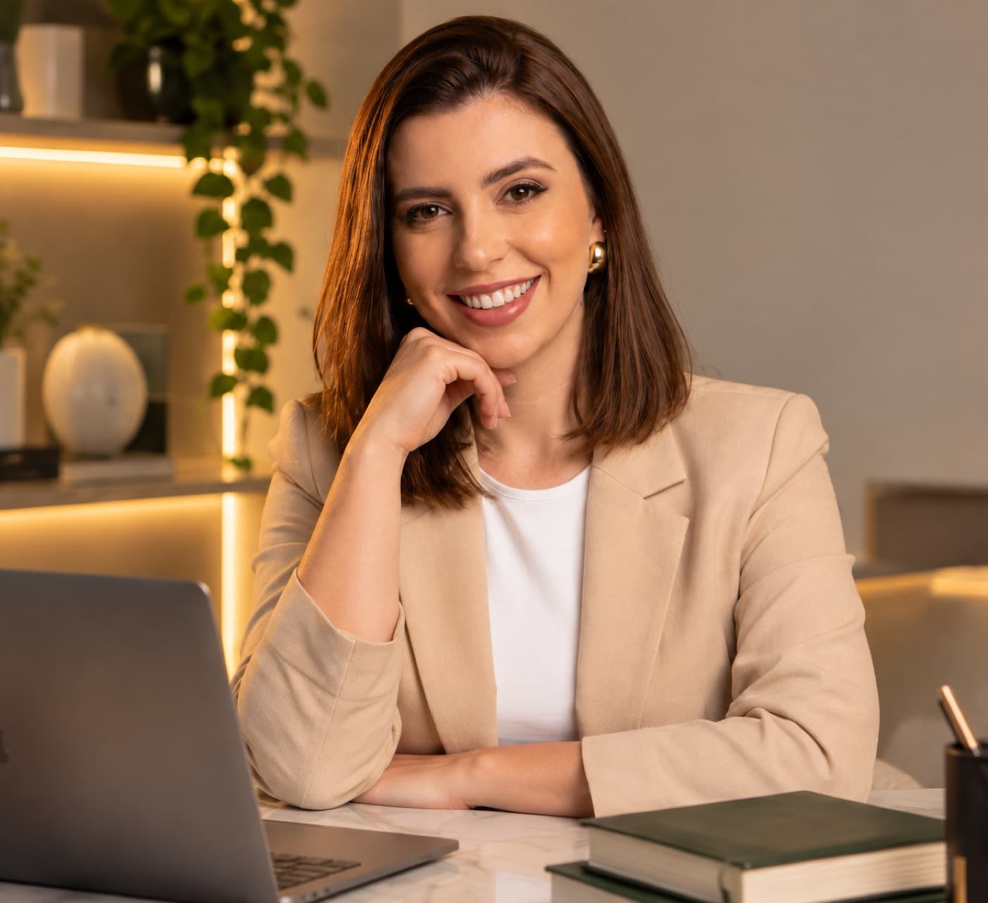Letícia André na mesa de atendimento